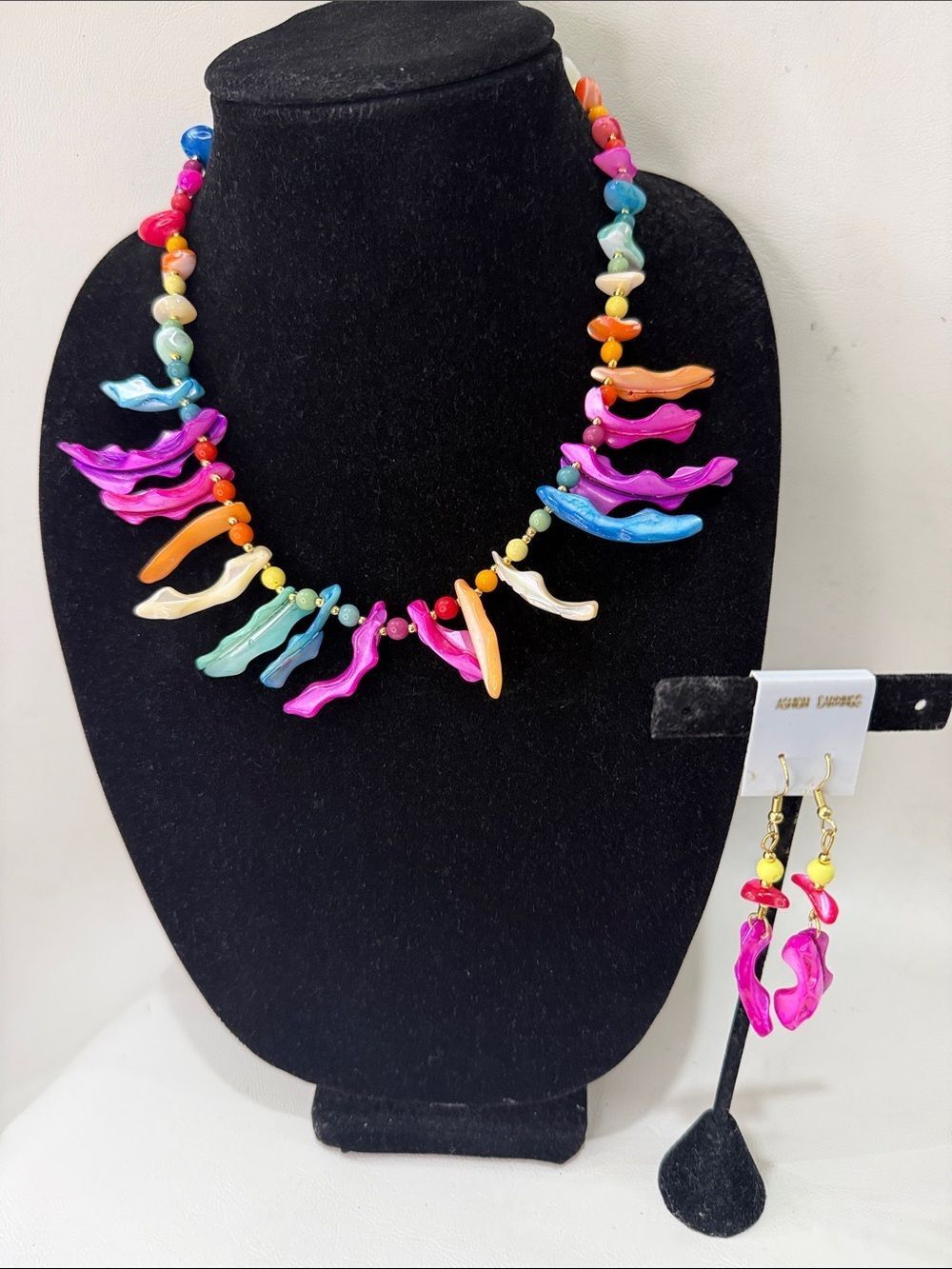 Womans Multi Color Coral Beaded Shell Necklace & Pierced Pink Earring Gold Clasp